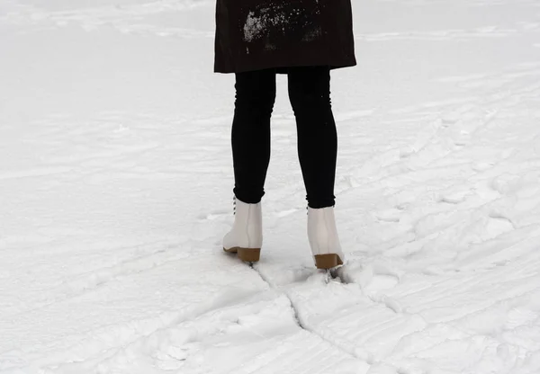 Meisje schaatsen op het ijsoppervlak. — Stockfoto