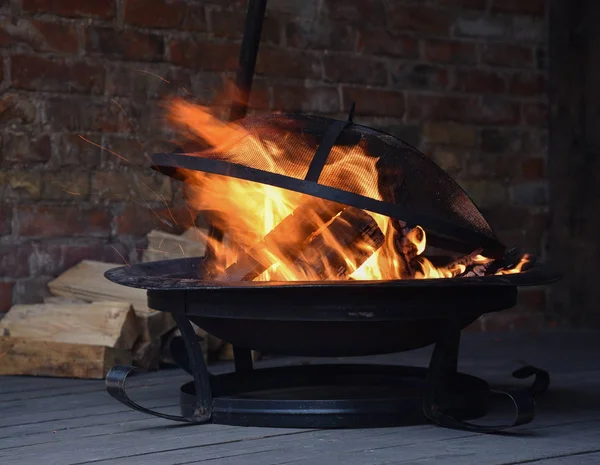 金属表面の伝統的な暖炉. — ストック写真