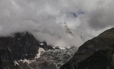 Mont Blanc bulutlu zamanında göster.