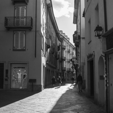 Şehrin merkezine bak..