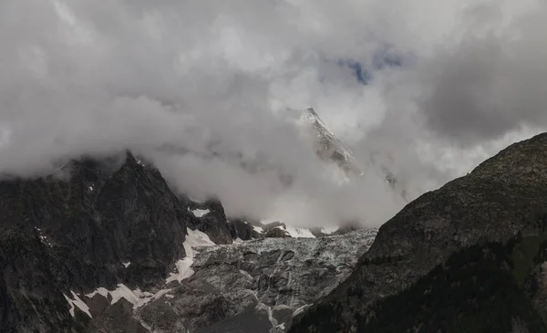 Vista sul Monte Bianco in tempo nuvoloso . — Foto Stock