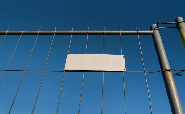 フェンスの上の空白のポスター. — ストック写真
