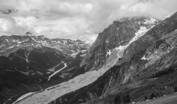 Vista para o Mont Blanc em tempo nublado . — Fotografia de Stock