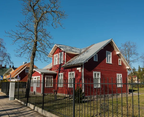 Röd stuga i liten stad. — Stockfoto