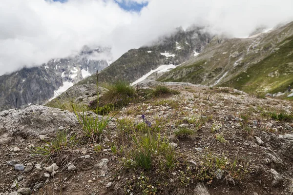 Vue sur le Mont Blanc par temps nuageux . — Photo