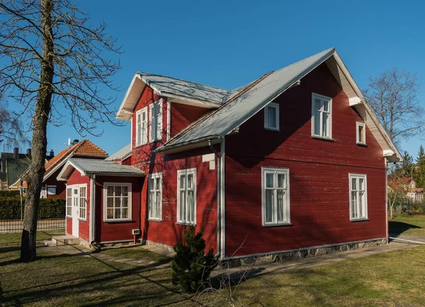 Red cottage in small city. — Stock Photo, Image