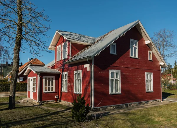 Röd stuga i liten stad. — Stockfoto