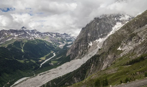 Vue sur le Mont Blanc par temps nuageux . — Photo