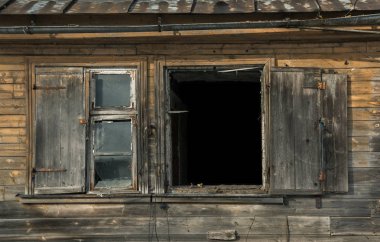 kırık pencere çerçevesi.