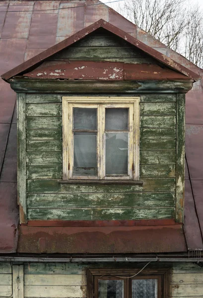 Vieille maison en bois sur la rue . — Photo