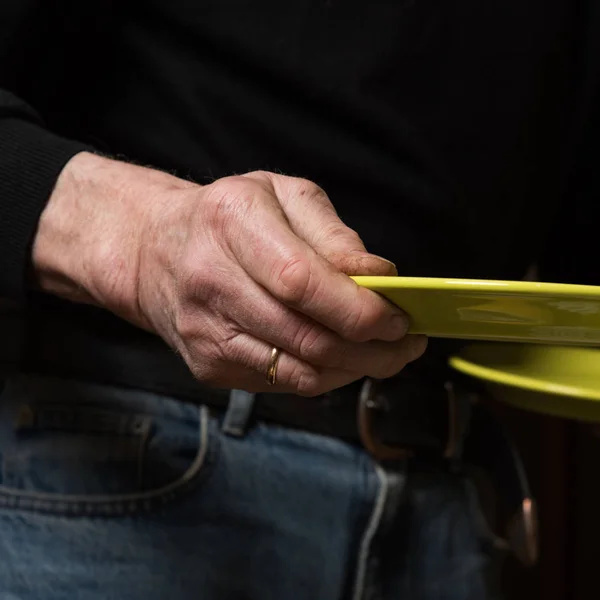 Mann mit zwei leeren Tellern. — Stockfoto