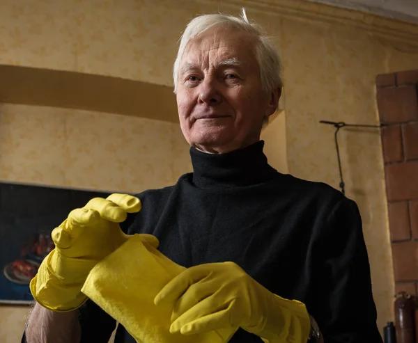 Hombre viejo con guantes de goma . —  Fotos de Stock