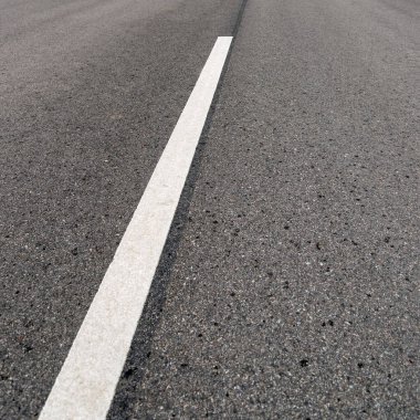 Asfalt yolun ortasında..