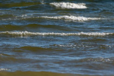 Güzel dalgalı denize bakın.