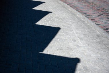 Güneşli bir günde keskin gölge çizgileri.