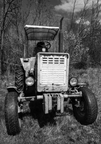 Tarlada Eski Moda Traktör — Stok fotoğraf