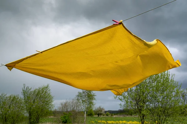 Große Gelbe Bettlaken Auf Einem Seil — Stockfoto