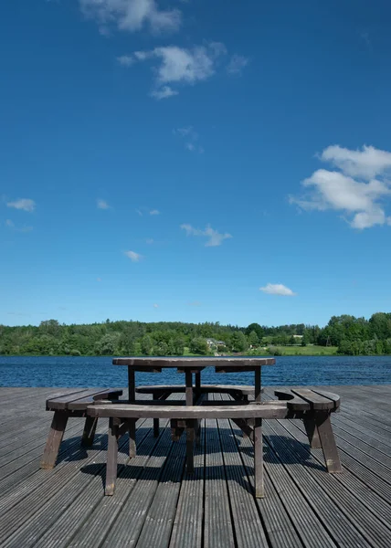河畔木制平台上的野餐桌 — 图库照片