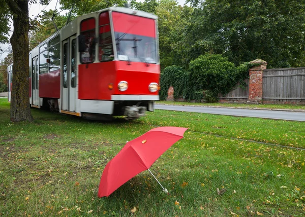 Tram Rosso Ombrellone Strada Nella Piccola Città — Foto Stock