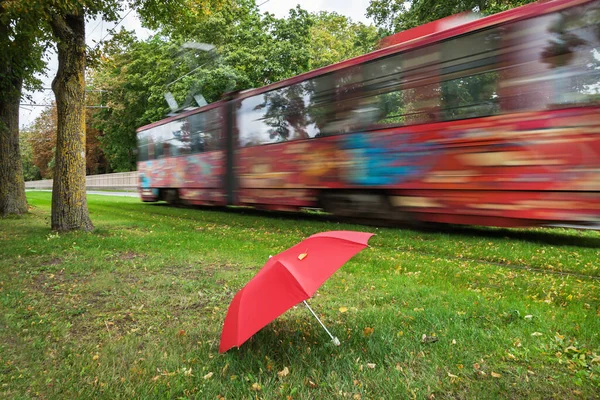 Красный Трамвай Зонтик Дороге Маленьком Городе — стоковое фото