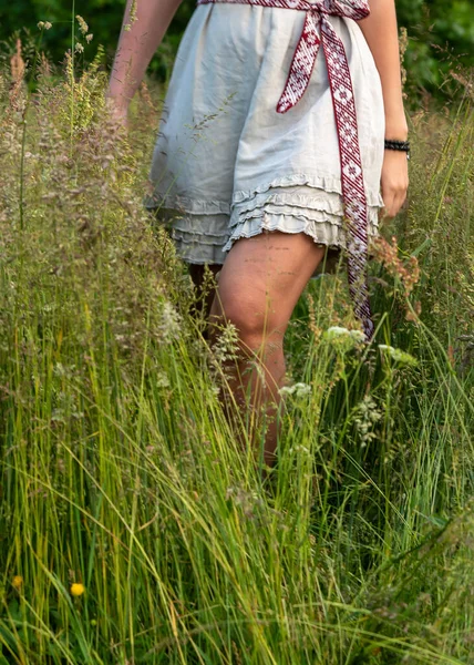 Kvinnan Går Igenom Långa Grässtrån Östersjöns Sanddyner — Stockfoto