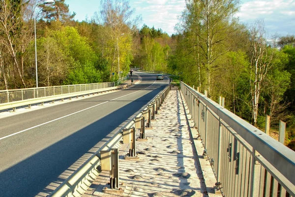Oberflächenproblem Fußweg Auf Brücke Über Fluss — Stockfoto