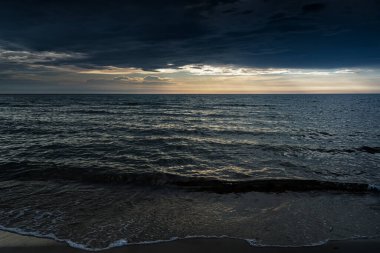 Karanlık Baltık Denizi kıyıları.