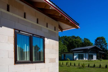 Kırsal kesimdeki yeni evlere bak.