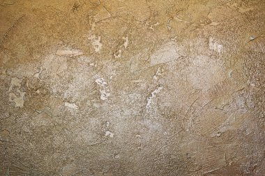 Evdeki duvarda altın rengi resim.