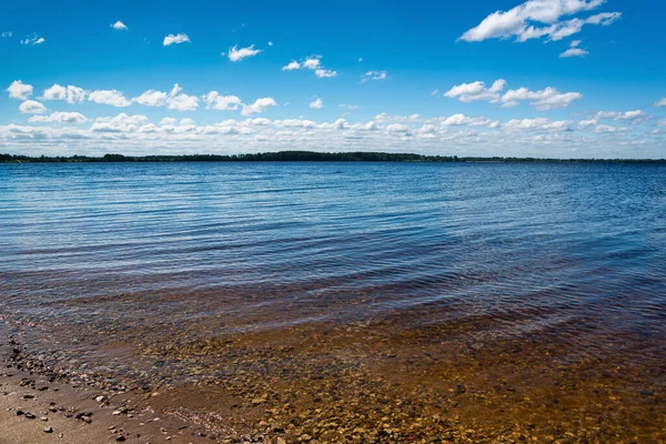 Blick Von Der Küste Auf Den Breiten Fluss — Stockfoto