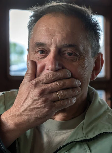 Retrato Del Hombre Adulto Con Mano Boca —  Fotos de Stock