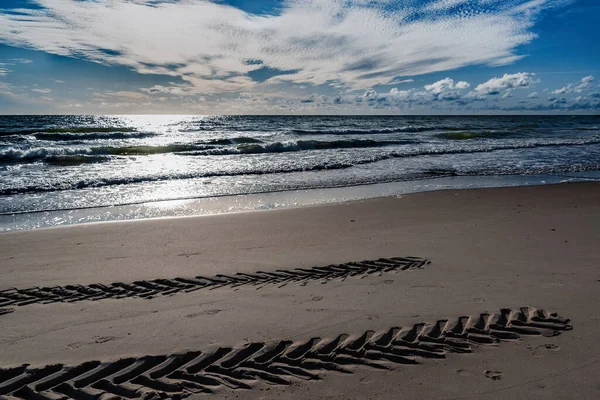 トラクターのトラックでバルト海沿岸への眺め — ストック写真