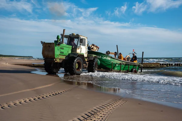 Latvija Jurmalciems Julio Mejor Pesca Mar Báltico Tractor Remolcando Barco — Foto de Stock