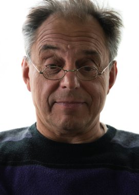 Yuvarlak eski tarz gözlüklü, gülen adam..