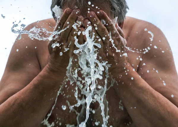 一个有趣的男人在农村洗澡水 — 图库照片
