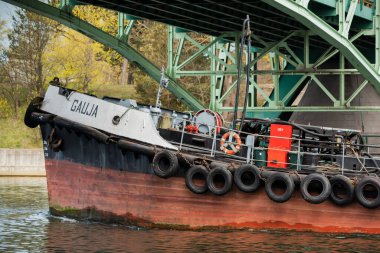 Liepaja, Baltık Denizi 'nde yer alan ülkenin üçüncü büyük kentidir. 30 Nisan 2020 'de Swing Köprüsü altındaki büyük gemiye bakın, Liepaja, Letonya.