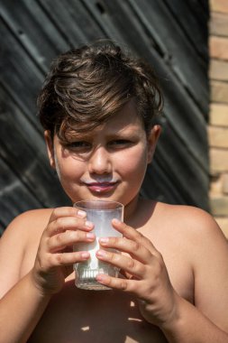 Süt bıyıklı güzel çocuk..