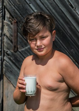 Süt bıyıklı güzel çocuk..