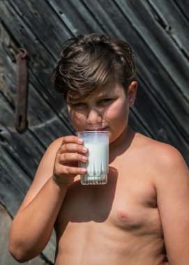 Süt bıyıklı güzel çocuk..