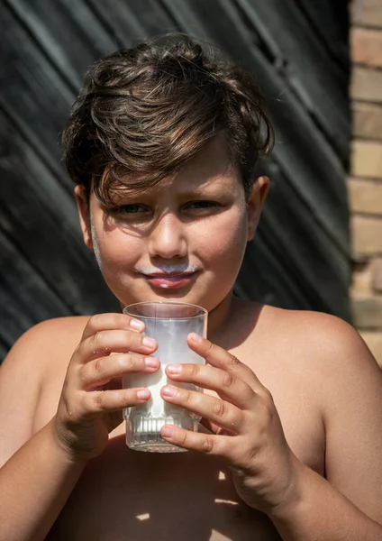 Krásný Chlapec Mléčným Knírkem — Stock fotografie