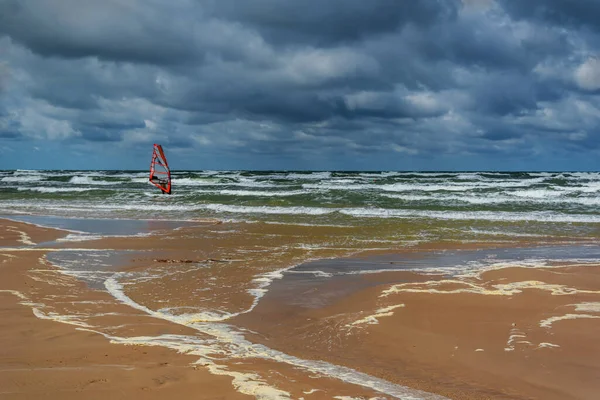 ウィンドサーフィンの男とバルト海の海岸への眺め — ストック写真