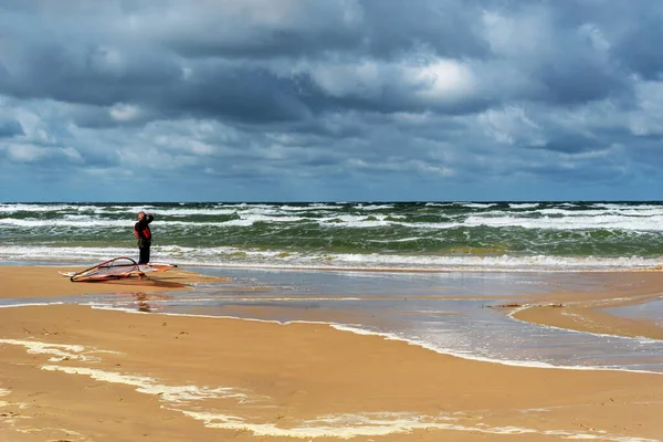 ウィンドサーフィンの男とバルト海の海岸への眺め — ストック写真