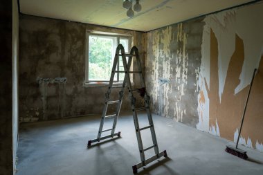 Ayrılmış bir evde odanın tamamlanmamış onarımları..