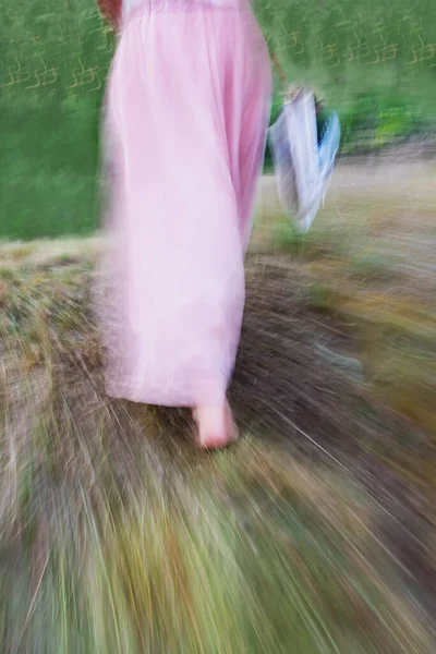 Sylwetka Kobiety Parasolem Różowej Sukience — Zdjęcie stockowe