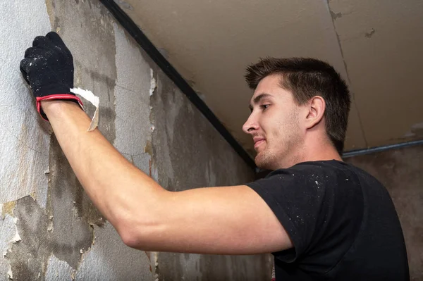 Reparador Está Limpiando Pared Papel Pintado Viejo —  Fotos de Stock