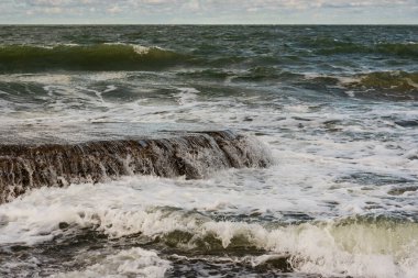 Baltık denizinde küçük şelale.