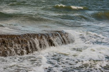 Baltık denizinde küçük şelale.