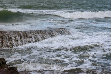 Baltık denizinde küçük şelale.