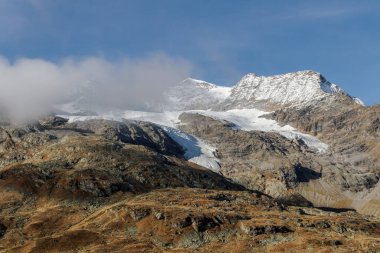 Yazın İsviçre dağlarına seyahat.