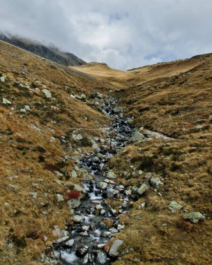 Dağlarda küçük bir şelale.